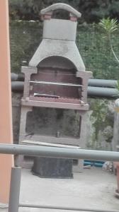 um forno de pedra sentado em cima de um pátio em Residenza villoresi em Cormano