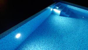 ein Pool mit blauen Lichtern darüber in der Unterkunft The View Residence in Crikvenica