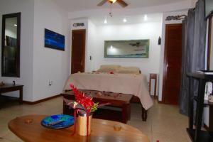 a living room with a bed and a table with a table sidx sidx at mame trees in West End