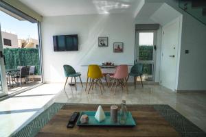 ein Wohnzimmer mit einem Tisch und Stühlen in der Unterkunft Villa Mar Menor in San Pedro del Pinatar