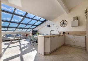 Residence Provencal - Luxurious - 300m Palais - LRA CANNES في كان: مطبخ وغرفة معيشة بسقف زجاجي