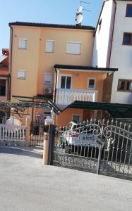 ein Tor vor einem Gebäude mit einem Auto in der Unterkunft Apartment Zdravko in Štinjan