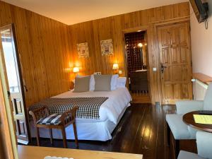 A bed or beds in a room at El Xalet de Taüll Hotel Rural