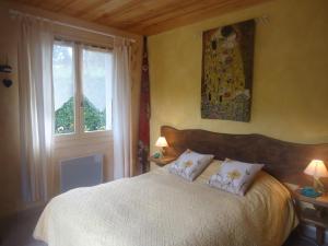 a bedroom with a bed with two pillows and a window at KiOui in Rennes-les-Bains