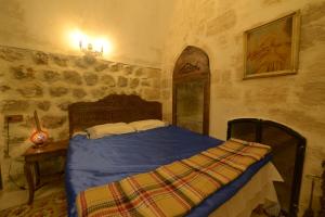 Tempat tidur dalam kamar di MERDİN BOUTİQUE HOTEL