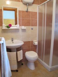 A bathroom at B&B Monte Gruttas Még 37 kép