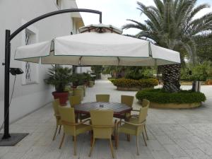 Hotel Vecchio Mulino的庭院或其他户外区域