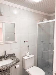 een badkamer met een toilet, een wastafel en een douche bij Pousada Sol e Mar Ingleses in Florianópolis +66 foto's