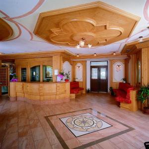 アンダロにあるHotel Al Plan Andaloの天井の広い客室で、リビングルームが備わります。