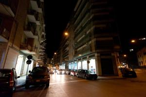 ulica miejska w nocy z samochodami zaparkowanymi na ulicy w obiekcie Casa Bella - 3 Baths - Walk to Ortigia w Syrakuzach