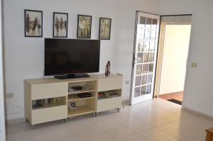 Televízia a/alebo spoločenská miestnosť v ubytovaní Beach Front Villa VV