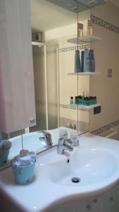 un bancone del bagno con lavandino e specchio di Red House a Valdidentro