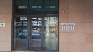 una puerta de cristal de un edificio con coches en él en B&B Open Doors Verona, en Verona