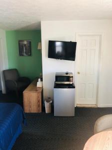 A television and/or entertainment centre at Woodridge Motel