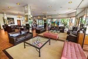 Uma área de estar em Hotel del Lago Golf & Art Resort