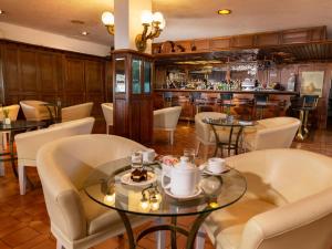 Um restaurante ou outro lugar para comer em Hotel del Lago Golf & Art Resort