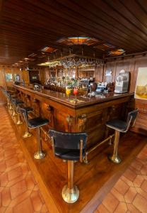 O lounge ou bar de Hotel del Lago Golf & Art Resort