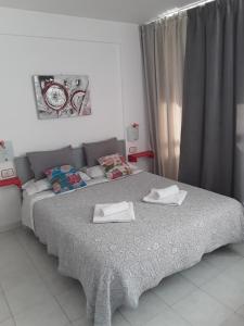 1 dormitorio con 2 camas y toallas. en Apartment Venezuela en Playa de las Americas