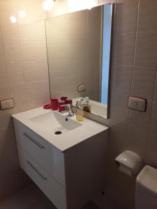 y baño con lavabo, espejo y aseo. en Apartment Venezuela, en Playa de las Américas