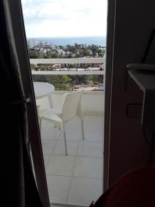 Habitación con vistas a un balcón con mesa y sillas. en Apartment Venezuela, en Playa de las Américas