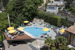 Bazén v ubytování Hotel Galvani nebo v jeho okolí