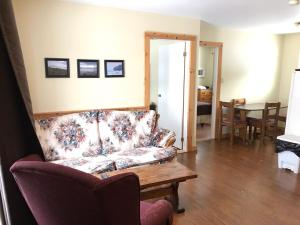 Seating area sa Bonne Bay Cottages