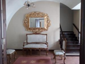 Pokój z krzesłem i lustrem na ścianie w obiekcie La Posada Del Fraile w mieście Arequipa