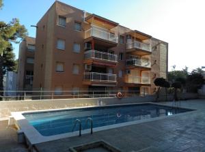 een gebouw met een zwembad voor een gebouw bij BSB Surf&Beach Apartment Salou in Salou
