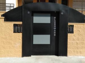 een zwarte deur met ramen aan de zijkant van een gebouw bij BSB Surf&Beach Apartment Salou in Salou +42 foto's