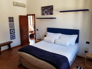 1 dormitorio con 1 cama grande con almohadas blancas en WelcHOME to Florence! Campo di Marte charming and bright, en Florencia