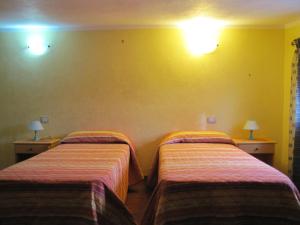 A bed or beds in a room at B&B Monte Gruttas