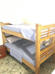 een stapelbed met een blauwe matras erop bij Playa Samara Hostel in Camarones