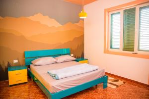 Rúm í herbergi á Our Way Guest House & Hostel