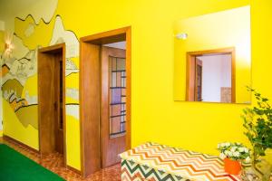 Rúm í herbergi á Our Way Guest House & Hostel