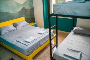 Rúm í herbergi á Our Way Guest House & Hostel
