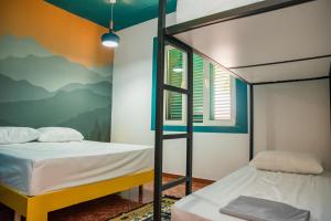 Rúm í herbergi á Our Way Guest House & Hostel