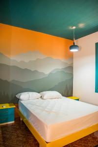 Rúm í herbergi á Our Way Guest House & Hostel