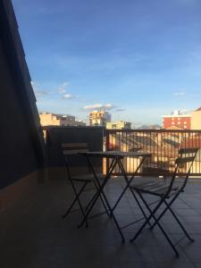Dos sillas y una mesa en un balcón. en Apartamento Ahola, en Archena