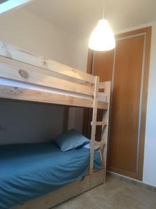 1 dormitorio con 2 literas y luz en Apartamento Ahola, en Archena 29 fotos más