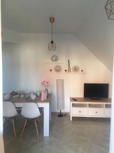 Una sala de estar con una mesa y un televisor. en Apartamento Ahola, en Archena