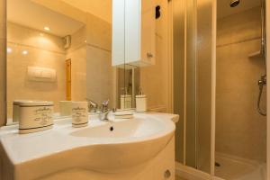 W łazience znajduje się umywalka i prysznic. w obiekcie Appartamento in centro w Genui