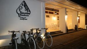 Sinom Borobudur Heritage Hotel في بوروبودور: مجموعة من الدراجات متوقفة على جانب المبنى