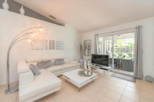 a living room with a couch and a tv at Contemporary Pool Villa I - Pool & Jacuzzi - Nearby Beach in Venice