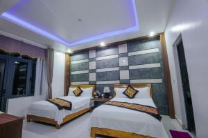 เตียงในห้องที่ Thuong Hai Hotel
