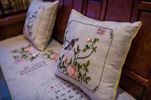 Postel nebo postele na pokoji v ubytování Hainan Jingshan Hotel