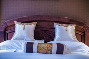 Postel nebo postele na pokoji v ubytování Hainan Jingshan Hotel
