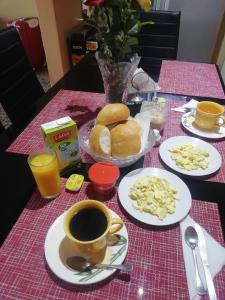 una mesa con platos de comida y una taza de café en Lopez House, en Lima