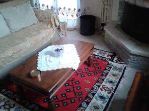 Dreamcatcher-Luxury Maisonette No.1 في كالافريتا: غرفة معيشة مع طاولة قهوة وأريكة