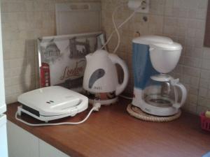 Příslušenství pro přípravu čaje a kávy v ubytování Dreamcatcher-Luxury Maisonette No.1