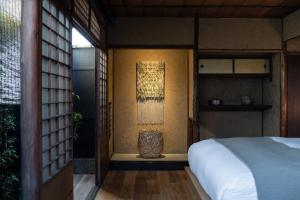 Llit o llits en una habitació de Nazuna Kyoto Gosho